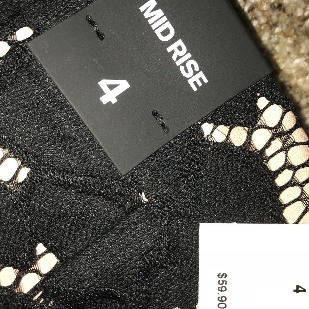 EXPRESS *NWT* Mid Rise Floral Lace Shorts - Picture 4 of 4